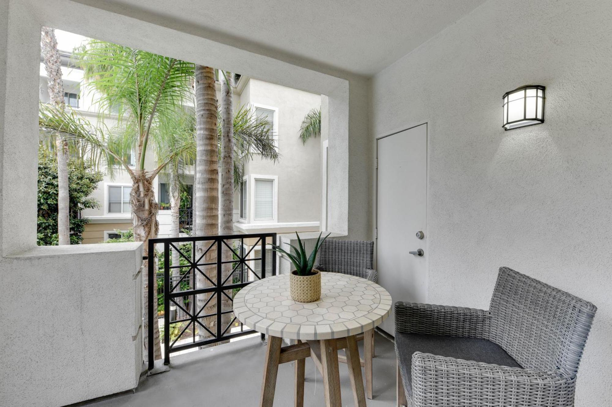 The Electric Blue Abode With A Gorgeous Pool View Apartment Los Angeles Exterior photo